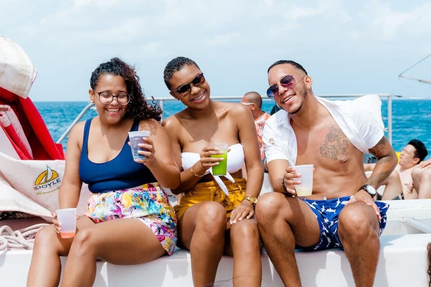 Almuerzo y tour de snorkel en velero con barra libre (Aruba)