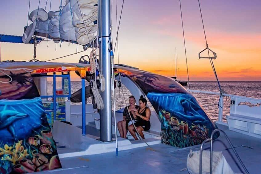 Paseo en velero al atardecer en el catamarán con delfines (Aruba)