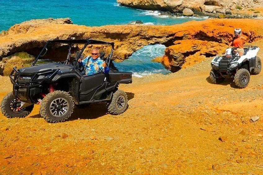 Aventura en UTV y ATV a la playa escondida y la piscina de la cueva (Aruba)