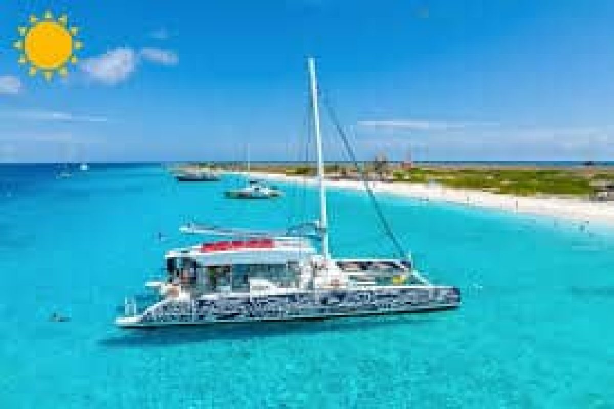 El 3 en 1 Snorktocht (Curazao) muestra un catamarán sobre aguas turquesas en una playa de arena bajo un cielo soleado, con nadadores y otras embarcaciones cerca, capturando la esencia de unas vacaciones tropicales.