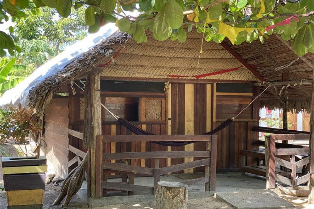 Experience the 3 Days Galibi Myrysji (Suriname): Stay in a cozy wooden hut with thatched roof, in the shade of trees. Relax in the hammock on the veranda and explore the sandy garden with tree stump and beehive.